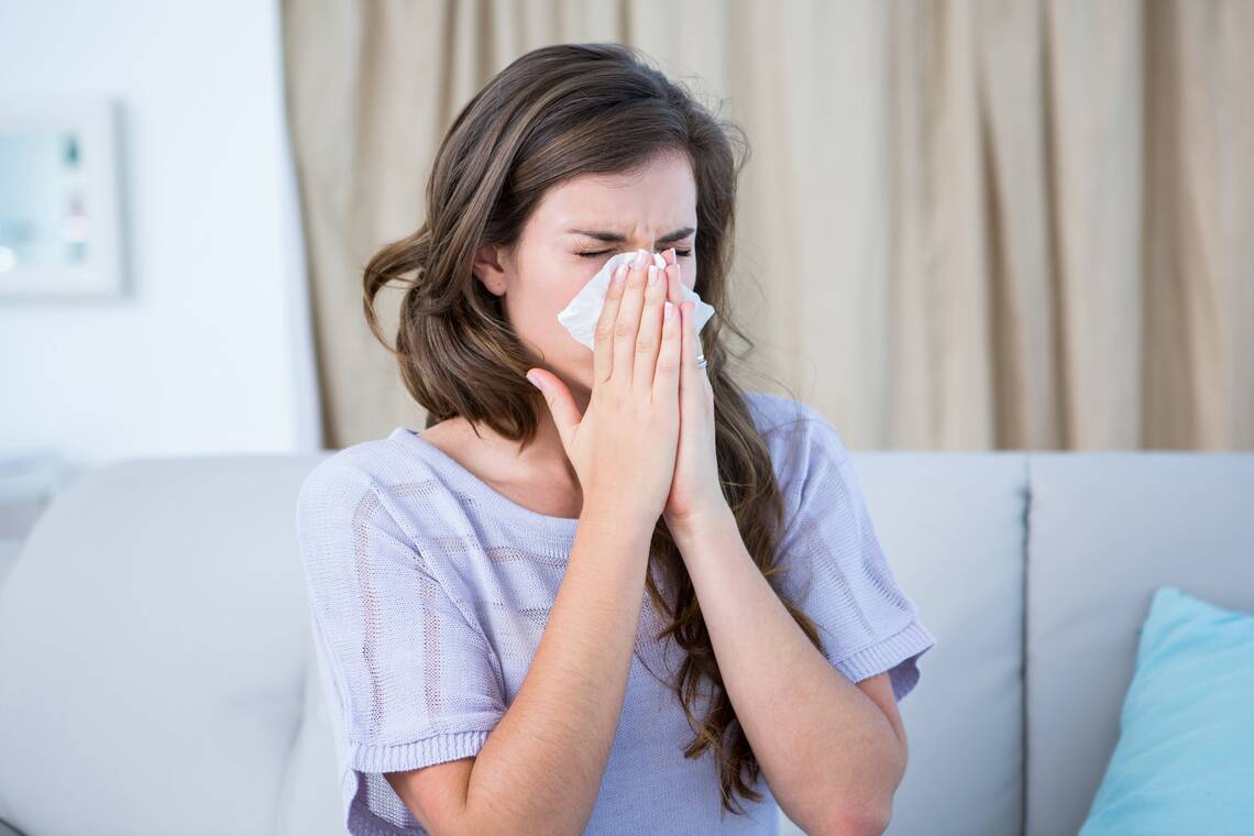 Frau hat allergische Reaktion und schnäuzt sich die Nase. | © Adobestock