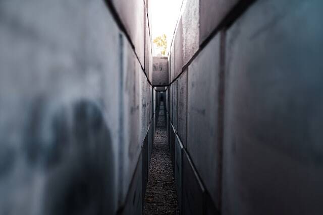 Enge Gasse zwischen zwei Wänden. | © Jakob Braun via Unsplash